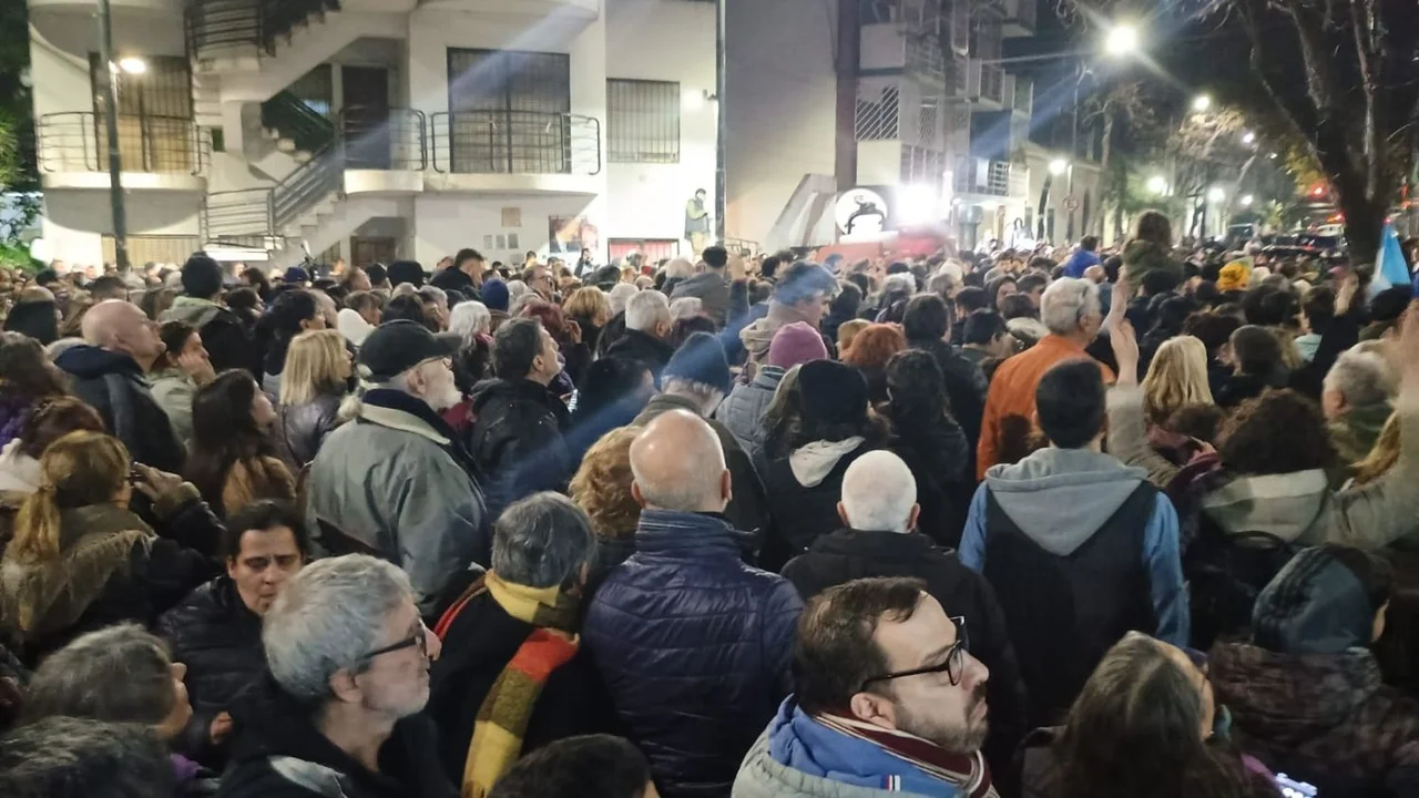 Otra noche de vigilia en el departamento de CFK