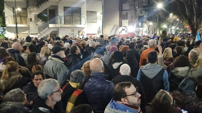 Otra noche de vigilia en el departamento de CFK Otra noche de vigilia en el departamento de CFK
