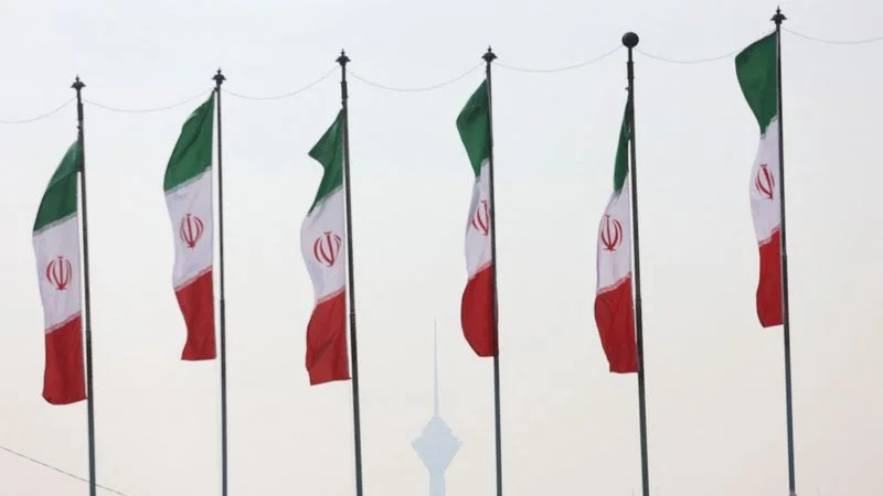 Iraníes abandonan la capital en busca de seguridad mientras se intensifican los ataques aéreos israelíes