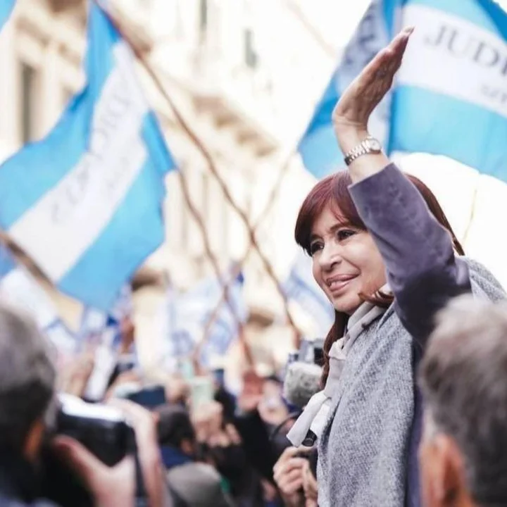 Marcha de apoyo a Cristina Kirchner en día de definiciones judiciales