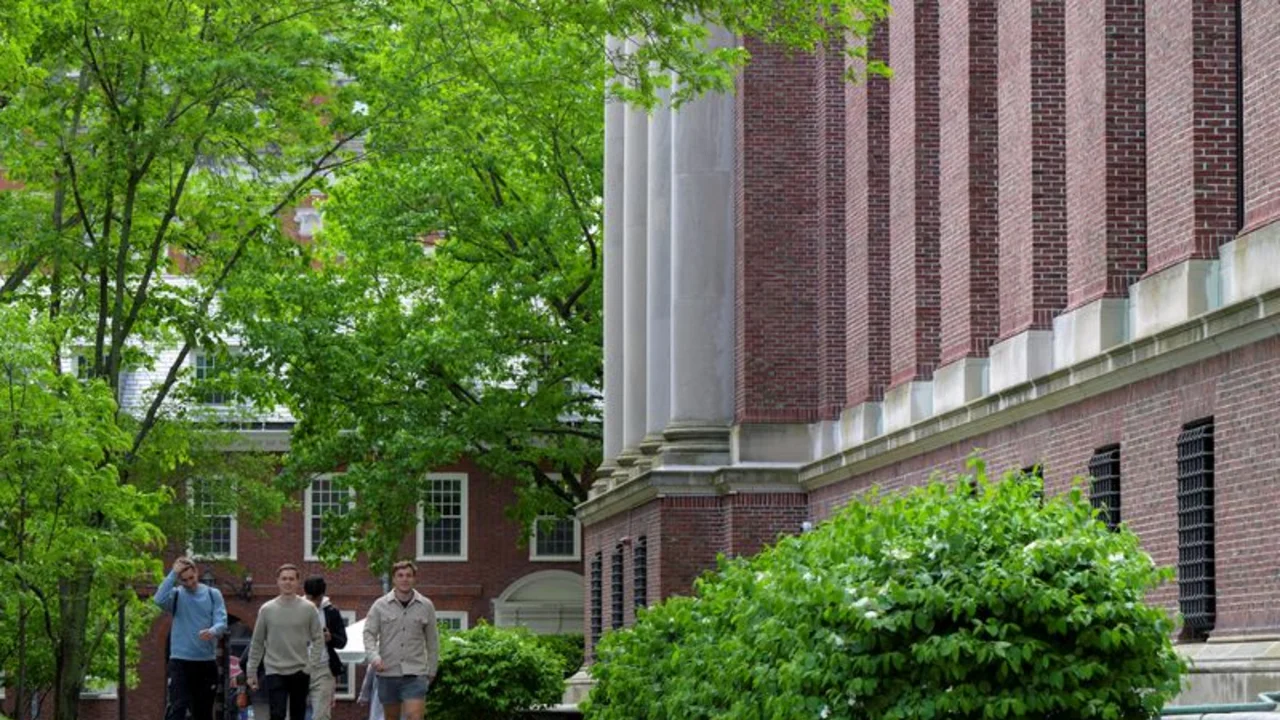 Harvard logra prórroga de la orden judicial que bloquea el veto de Trump a estudiantes internacionales