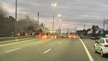 Corte total en la autopista Buenos Aires-La Plata: repudian la condena contra Cristina Kirchner