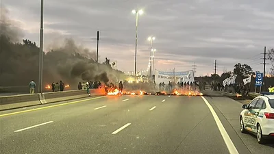 Corte total en la autopista Buenos Aires-La Plata: repudian la condena contra Cristina Kirchner Corte total en la autopista Buenos Aires-La Plata: repudian la condena contra Cristina Kirchner