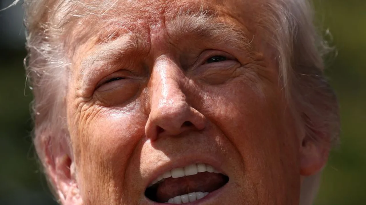 Aprobación de Trump sigue en 42%, pero baja el apoyo a su política migratoria: sondeo Reuters/Ipsos