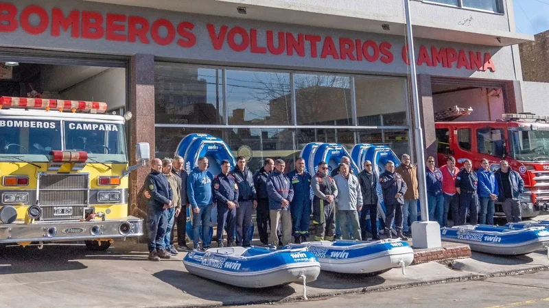 1win donó embarcaciones a bomberos voluntarios para asistir a municipios afectados por inundaciones