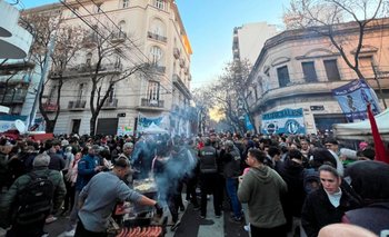 Expectativa por la cumbre de la CGT y más militantes llegan a la casa de Cristina | La condena de cristina