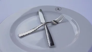 ¿Qué significado tienen las posiciones de los cubiertos sobre el plato?