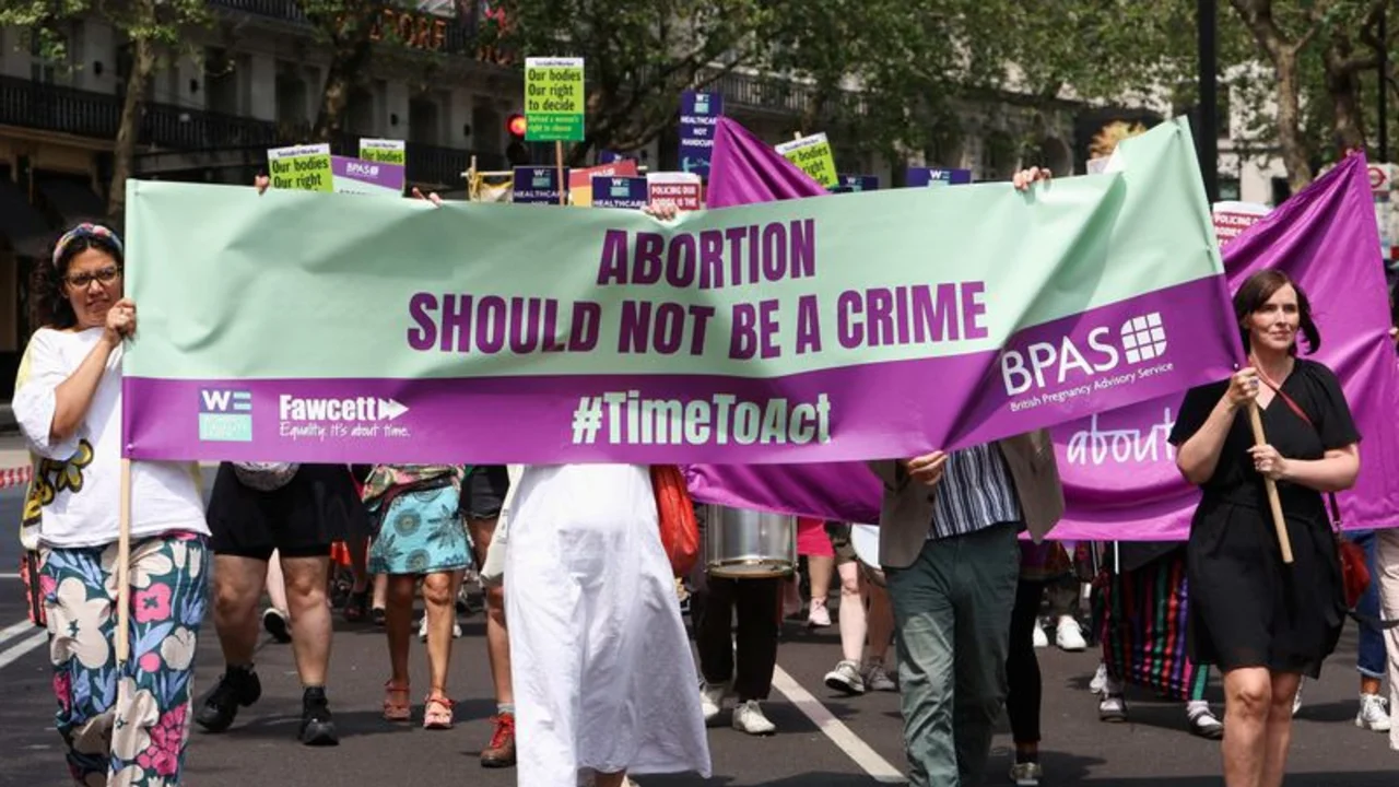 El Parlamento británico vota a favor de despenalizar el aborto y derogar una ley victoriana