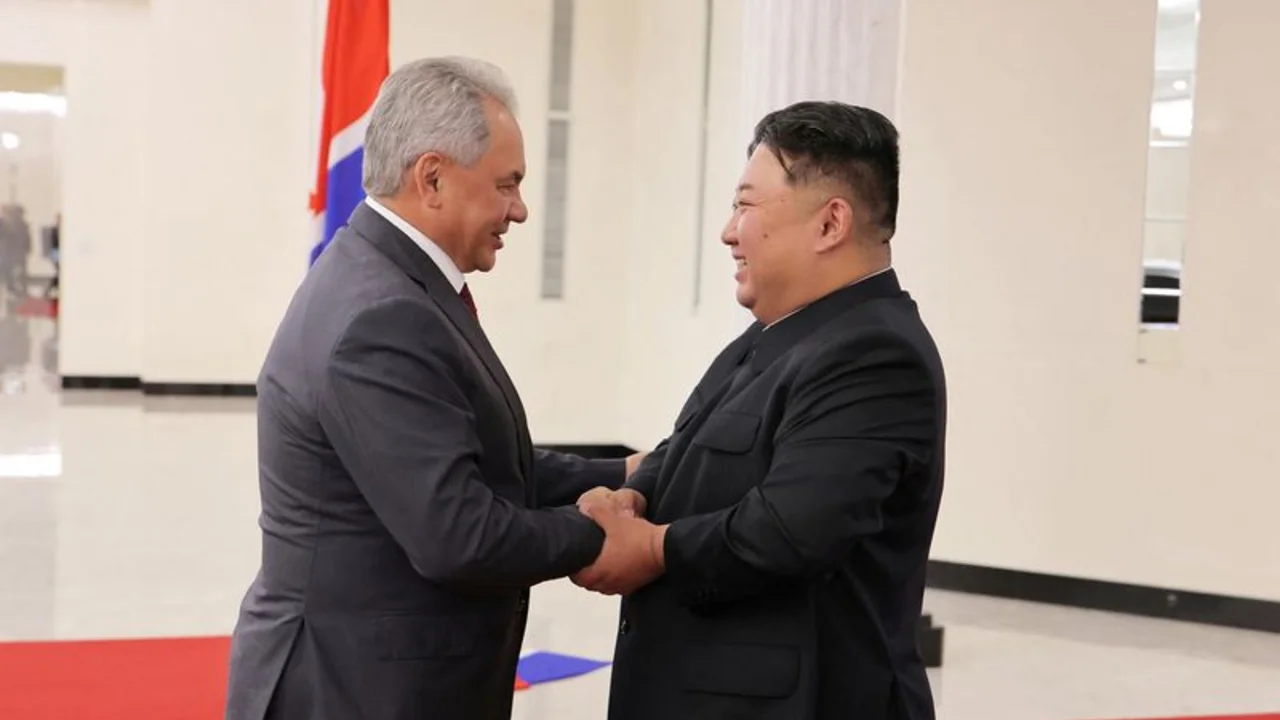 Kim Jong-un se reúne con el máximo responsable de seguridad ruso, según medios estatales