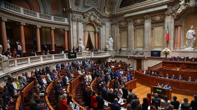 El nuevo Gobierno minoritario de centro-derecha de Portugal asume el poder