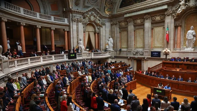 El nuevo Gobierno minoritario de centro-derecha de Portugal asume el poder