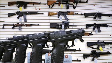 Los quiere armados: el Gobierno facilita la compra de armas semiautomáticas militares