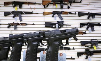 Los quiere armados: el Gobierno facilita la compra de armas semiautomáticas militares | Portación de armas