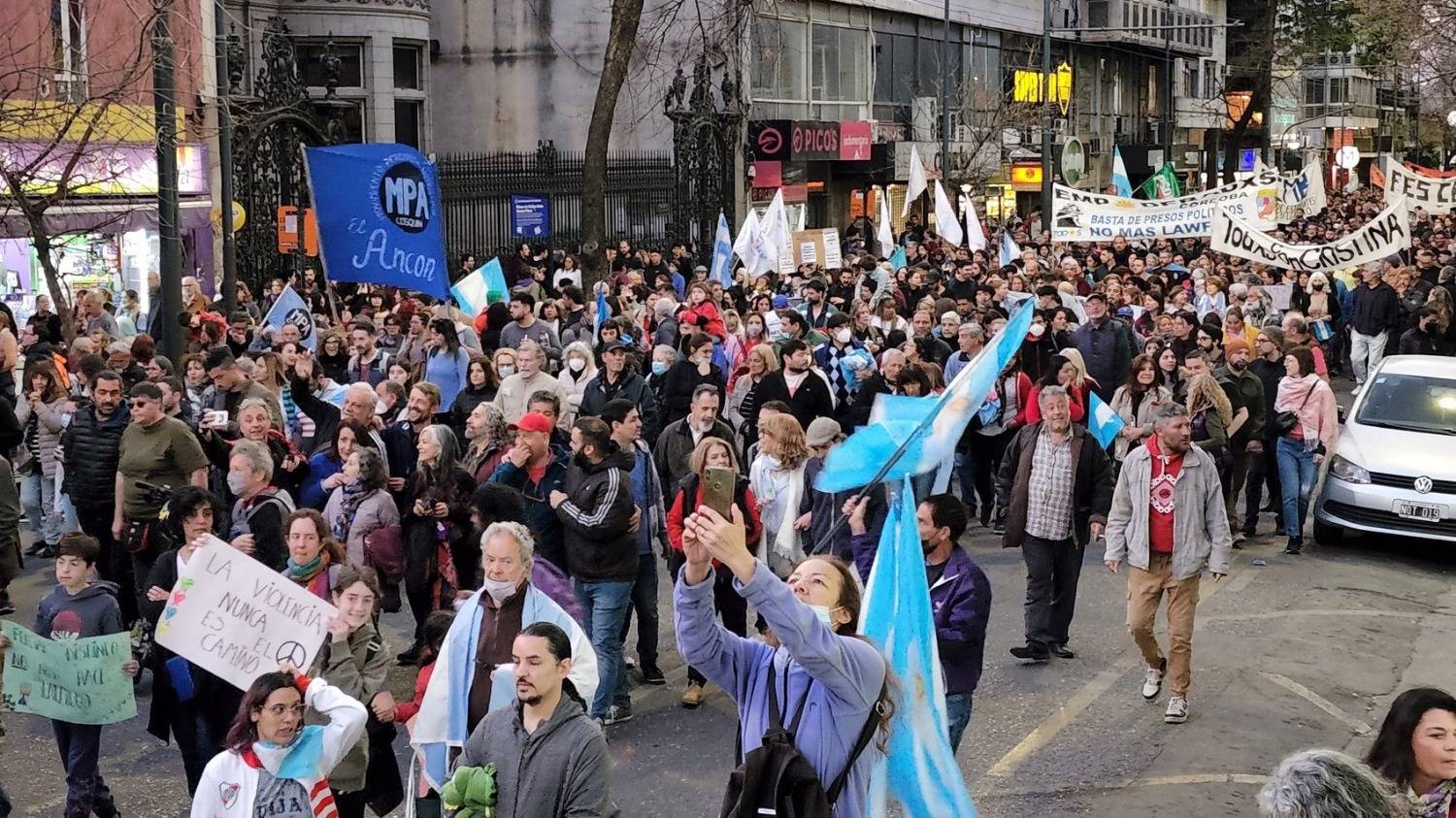 Marcha por Cristina Kirchner hoy EN VIVO: tras la condena, comienza la manifestación de todo el peronismo | El Destape
