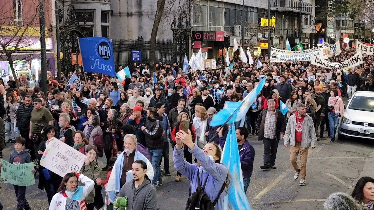 Apoyo masivo a Cristina en Santa Fe, Rosario y Córdoba: marchas en defensa de la democracia