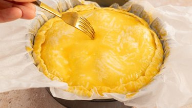¿Por qué se recomienda pinchar la masa al cocinarla?