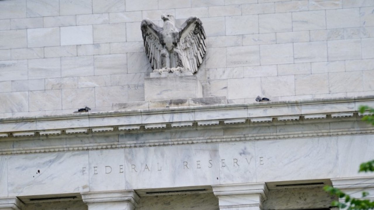 Fed deja tasas sin cambios y ve dos recortes en 2025, pero menos bajas en años venideros