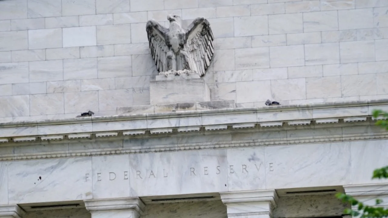 Fed deja tasas sin cambios y ve dos recortes en 2025, pero menos bajas en años venideros