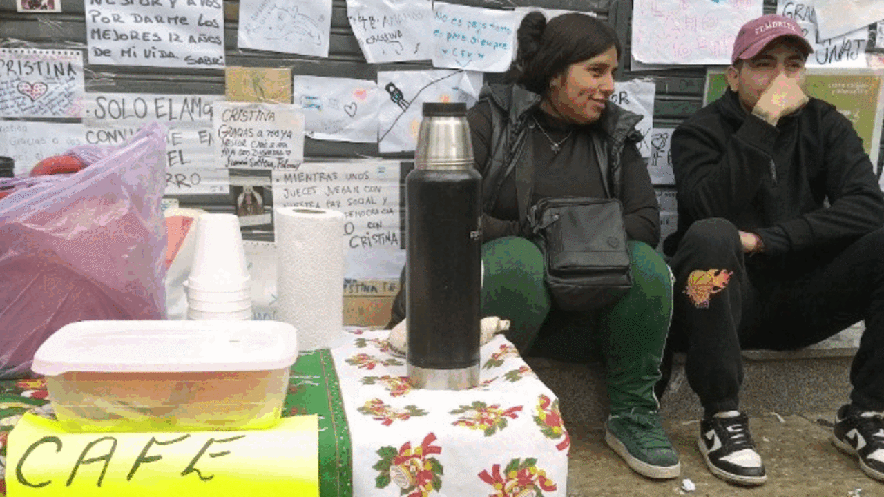 Condena a Cristina: el vecino con identidad reservada que registra la explosión popular del balcón