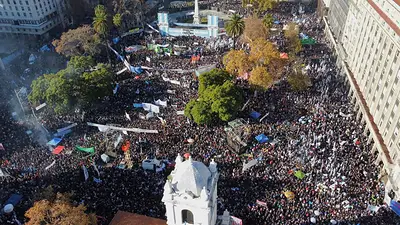 Cristina Kirchner, frente a una Plaza de Mayo llena: "Los pueblos finalmente siempre vuelven" Cristina Kirchner, frente a una Plaza de Mayo llena: "Los pueblos finalmente siempre vuelven"