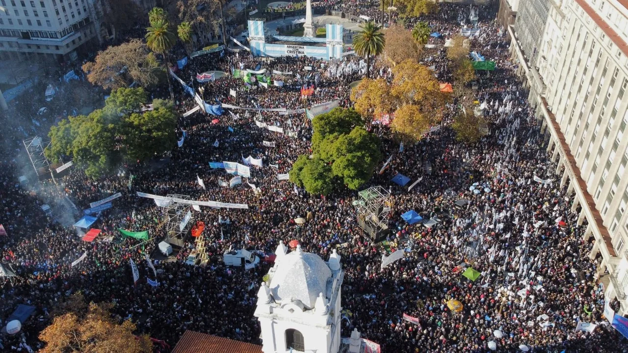 Cristina Kirchner, frente a una Plaza de Mayo llena: "Los pueblos finalmente siempre vuelven"