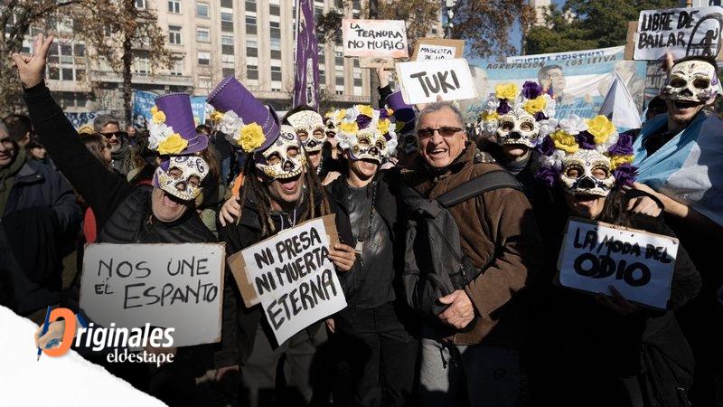 Una plaza repleta por la democracia y contra el terror de Milei