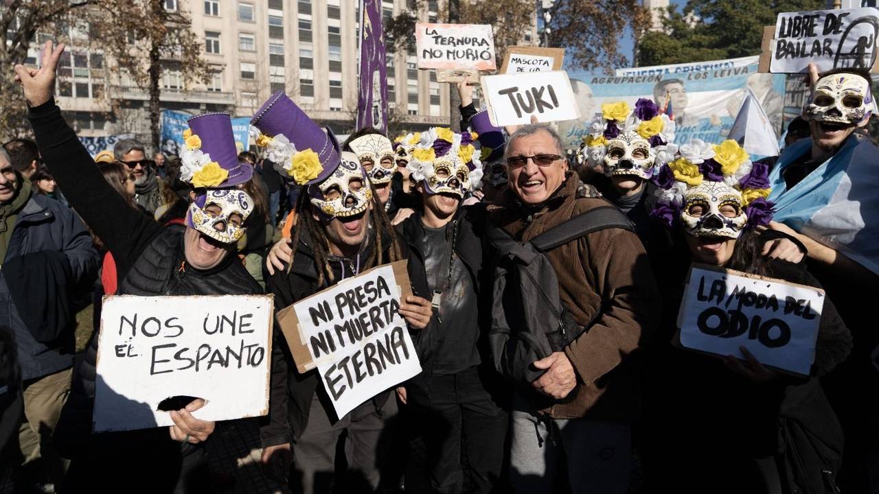 Una plaza repleta por la democracia y contra el terror de Milei