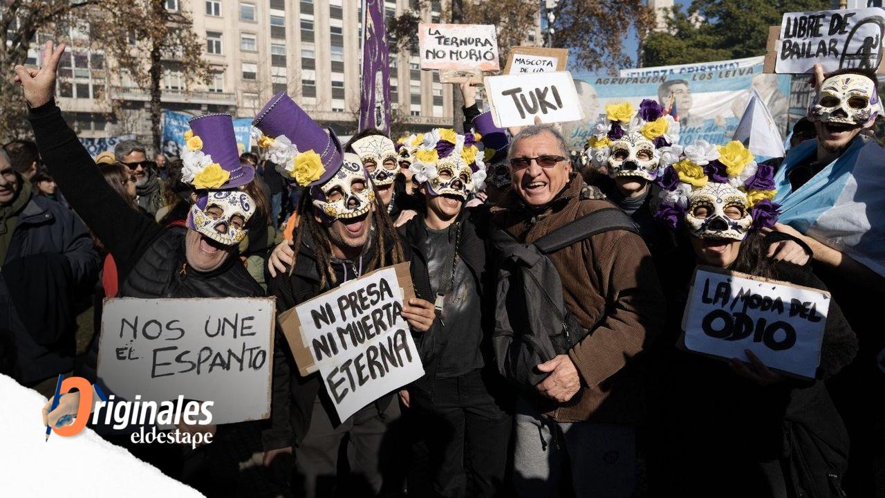 Una plaza repleta por la democracia y contra el terror de Milei
