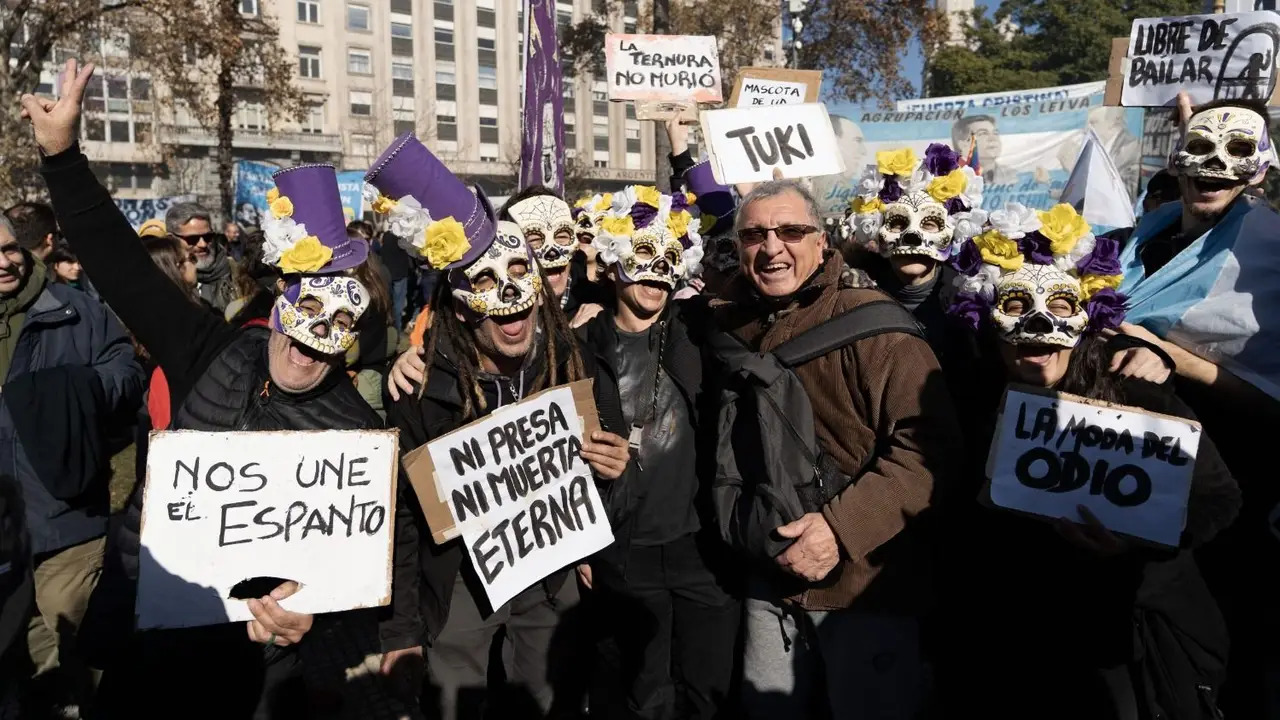 Una plaza repleta por la democracia y contra el terror de Milei