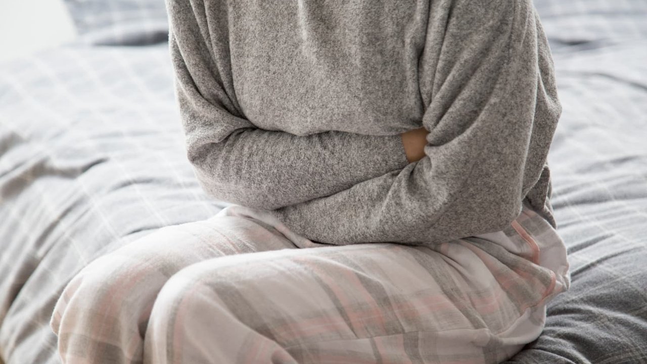 Mujer con dolor de panza