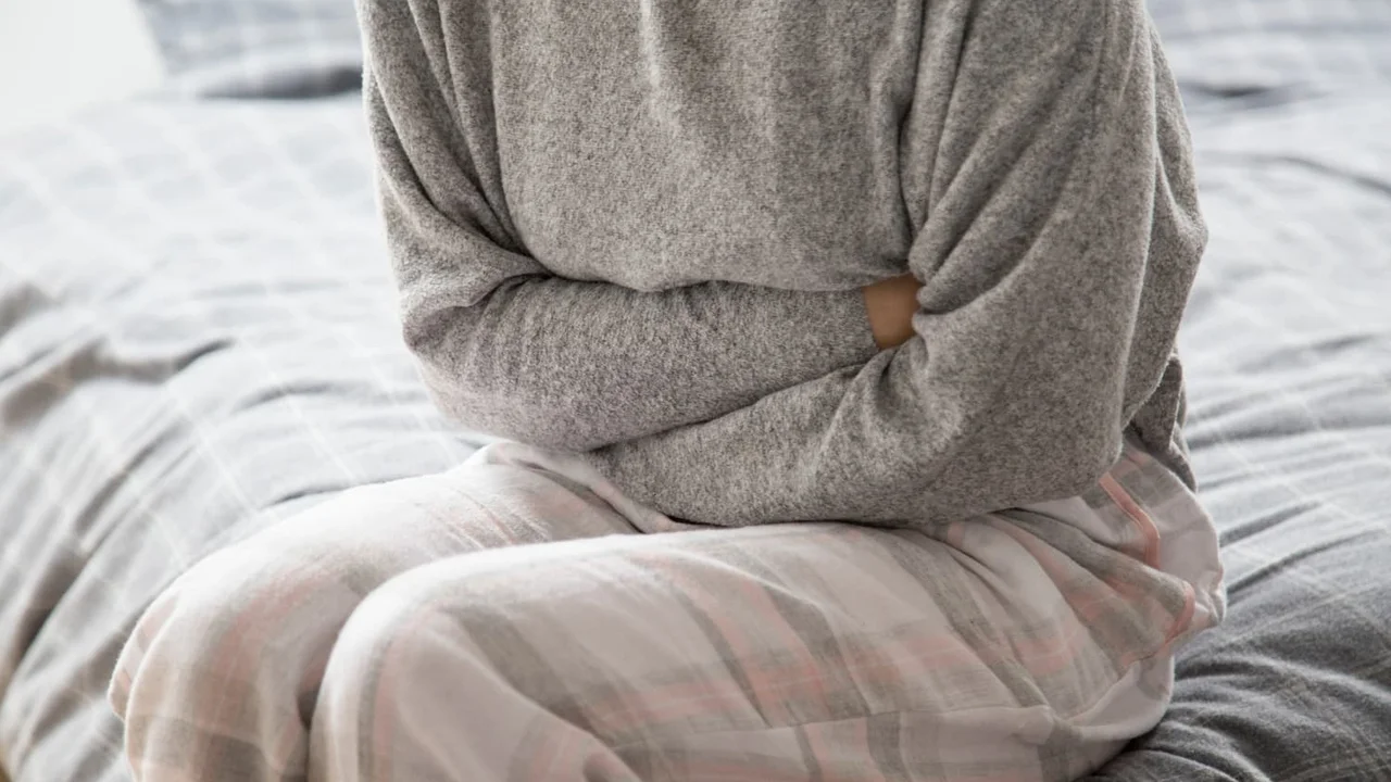 Mujer con dolor de panza