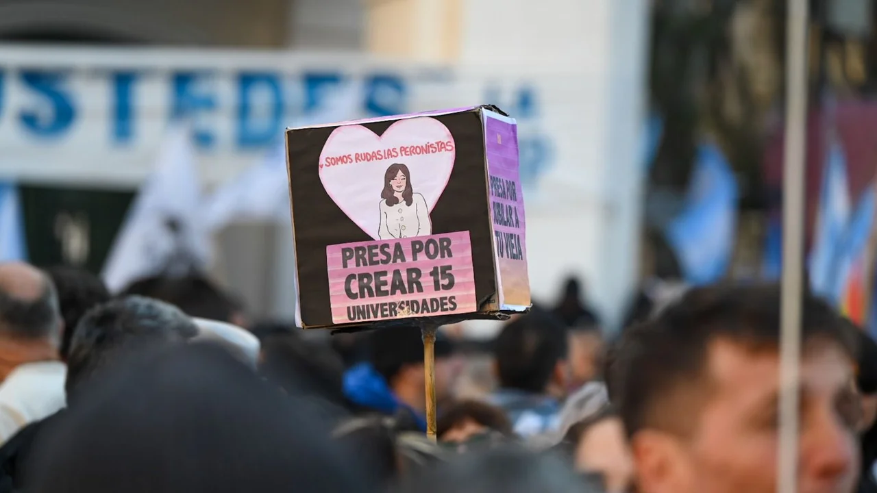 Las imágenes de una plaza histórica que dio su apoyo a Cristina Kirchner