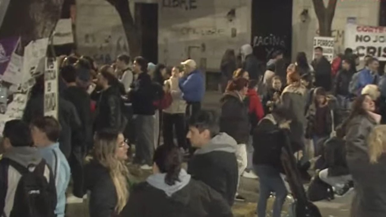 Tras la masiva movilización, sigue la vigilia en la casa de Cristina Kirchner