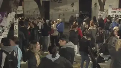 Tras la masiva movilización, sigue la vigilia en la casa de Cristina Kirchner Tras la masiva movilización, sigue la vigilia en la casa de Cristina Kirchner