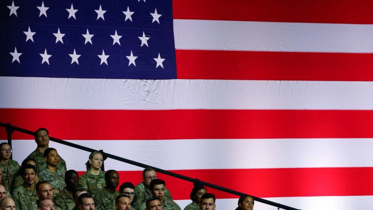 EEUU traslada activos militares y limita el acceso a su mayor base en Oriente Medio
