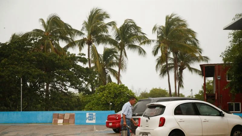 El peligroso huracán Erick se cierne sobre la costa mexicana del Pacífico