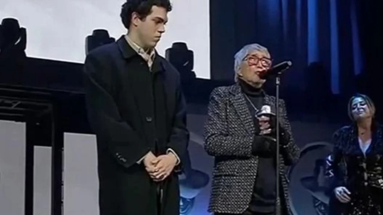 Artistas ovacionaron a Cristina Kirchner en los premios Gardel