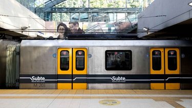Cómo pagar el subte con descuento y recibir dinero: este es el método