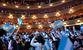 Macri tomó la promesa a la bandera a más de mil alumnos en el Teatre Colón | Día de la bandera