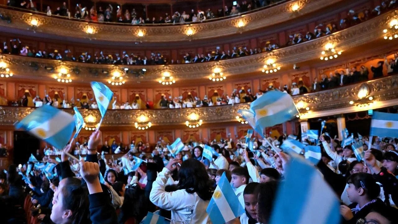Jorge Macri tomó la promesa a la bandera a más de mil alumnos en el Teatro Colón