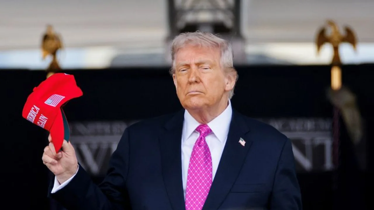 Trump se enfrenta a la indignación de las bases MAGA por un posible ataque a Irán