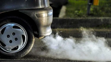 ¿Qué pasa si el humo de mi auto sale con color blanco?