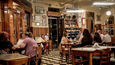 Lo visitó hasta Discépolo: reabre un histórico bar que tiene más años que el Obelisco