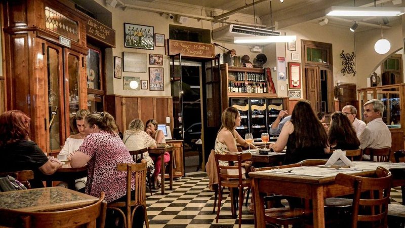 Reabre el histórico bar La Academia en CABA. Cuándo reabre el bar La Academia en CABA. Qué tiene de particular el bar La Academia en CABA.