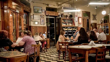 Lo visitó hasta Discépolo: reabre un histórico bar que tiene más años que el Obelisco