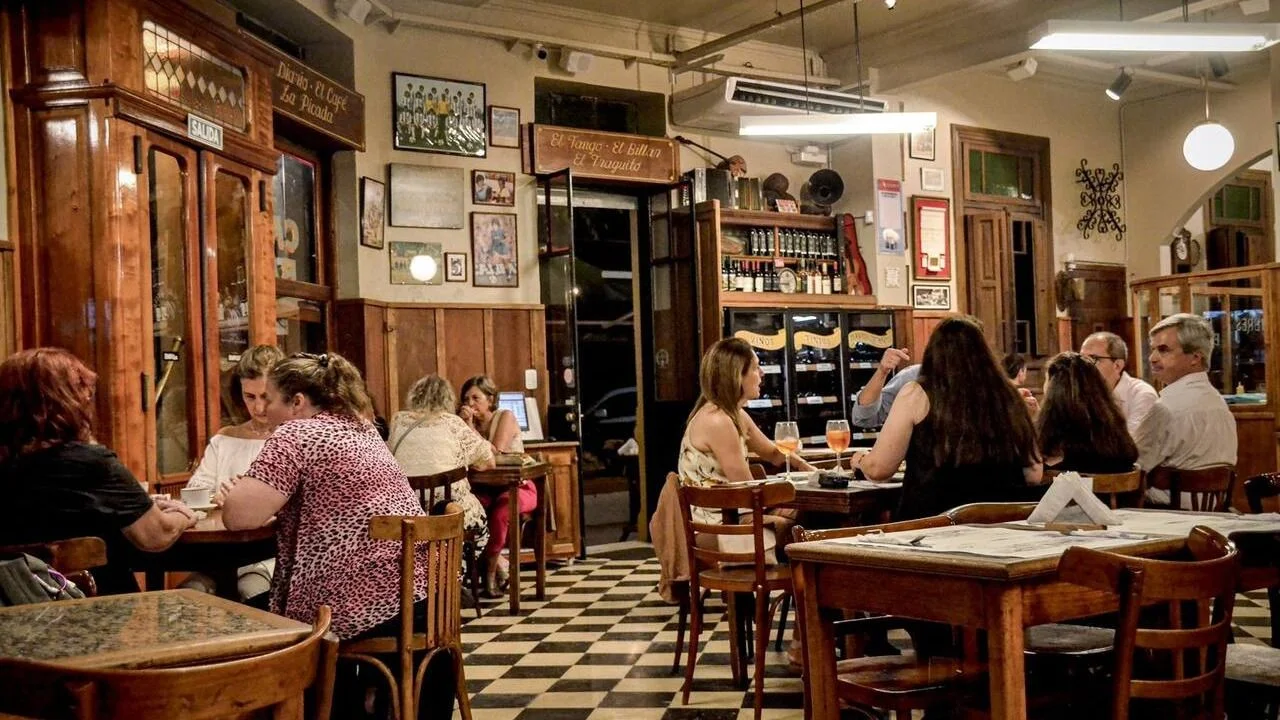 Reabre el histórico bar La Academia en CABA. Cuándo reabre el bar La Academia en CABA. Qué tiene de particular el bar La Academia en CABA.