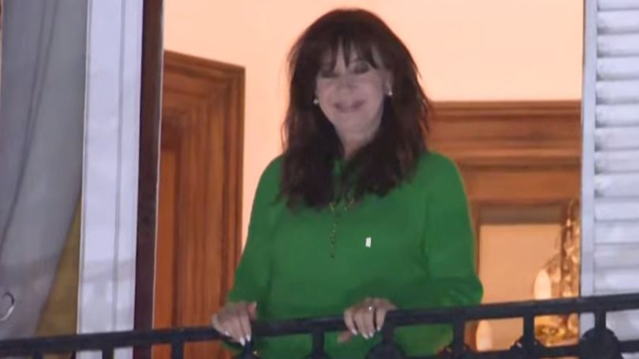 La marcha universitaria terminó en la casa de CFK: salió a saludar