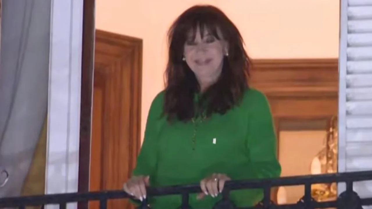 La marcha universitaria terminó en la casa de CFK: salió a saludar