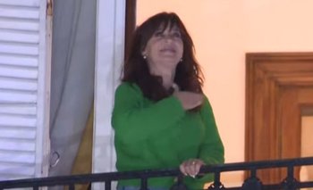 Cristina salió al balcón para saludar a la militancia, tras la decisión por la tobillera | La condena de cristina