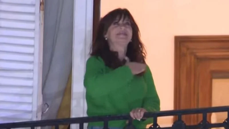 Cristina salió al balcón para saludar a la militancia, tras la decisión por la tobillera